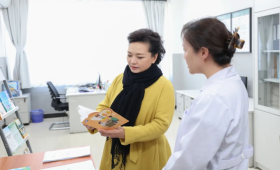 彭丽媛在北京调研学校结核病防治工作