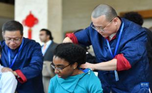 新华社 | 中医药走进万国宫