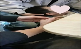 列车上响起寻医广播，这两位中医学子伸出援手！按揉内关、足三里等穴位引乘客点赞